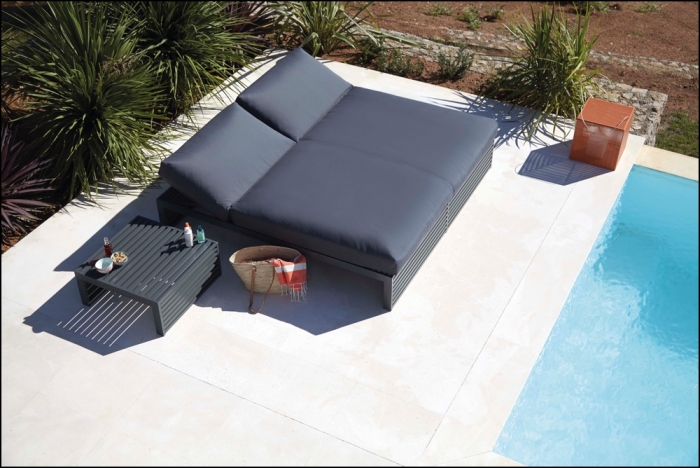 dna anthracite chill bed 200 ambience image 2 700x468 - Tagesbett DNA Teakholz - Gandia Blasco