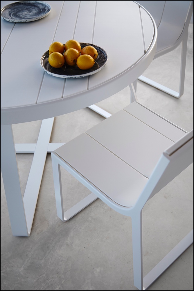 flat detail high circular table and chair ambience image - Stuhl Flat - Gandia Blasco